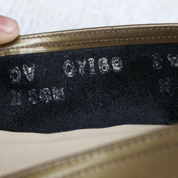 SALE! Salvatore Ferragamo Gold Bronze Flats Sz 9.5 - Picture 7 of 8